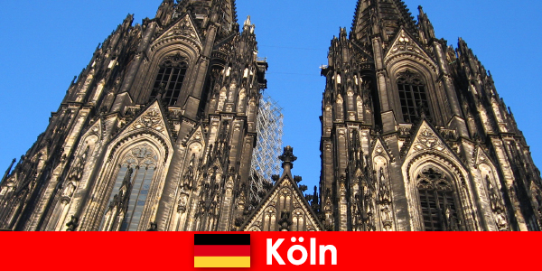 Німецькі сімейні відпочиваючі з дітьми люблять подорожувати до міста Кельн