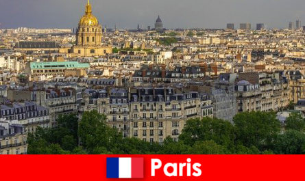 Туристи люблять центр міста Париж з його виставок і художніх галерей