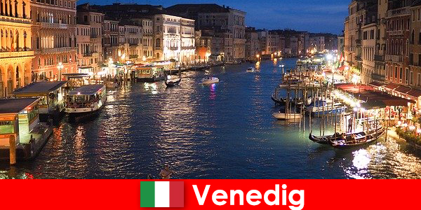 Венеція місто з гондольними і його численними скарбами мистецтва