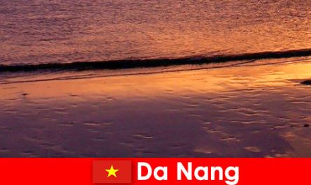 Дананг є прибережним містом в центрі В'єтнаму і популярний для своїх піщаних пляжів