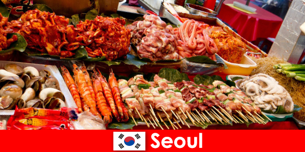 Сеул також славиться серед мандрівників за його смачну і творчу вуличну їжу