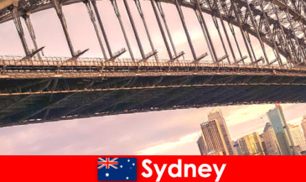 Сідней з його мостами є дуже популярним місцем для мандрівників Австралії