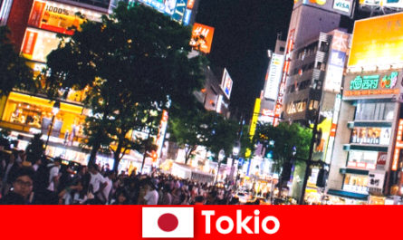 Токіо ідеальне нічне життя для відпочиваючих в мерехтливе неонове світло міста