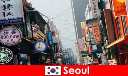 Сеул в Кореї захоплююче місто вогнів і реклами для нічних туристів