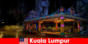 Куала-Лумпур Малайзія дозволяє мандрівникам отримати глибоке уявлення про стародавні вапнякові печери