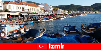 Активні мандрівники подорожують між містом і пляжем в Ізмірі Туреччина