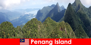 Відпочиваючі досліджують велику природу з фунікулера в Пенанг острів Малайзія