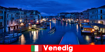 Італія Венеція Пристрасні жінки в якості супутника подорожі на чарівних прогулянках на човні