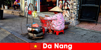 Незнайомці занурюються в світ вуличної їжі Дананг В’єтнаму