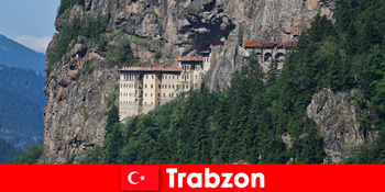 Стародавні руїни монастиря на Трабзоні Туреччина запрошують цікавих туристів відвідати