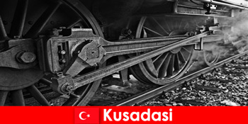 Хобі туристів відвідати музей старих локомотивів під відкритим небом в Кушадаси Туреччини