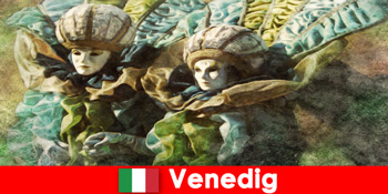 Карнавальне видовище для туристів в лагуні міста Венеція Італія