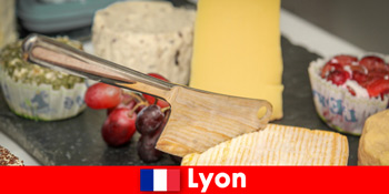 Відпочиваючі насолоджуються кулінарними шедеврами в Ліоні Франція