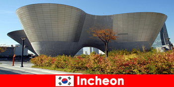 Іноземці вражають сучасністю і давніми традиціями в Інчхоні Південна Корея