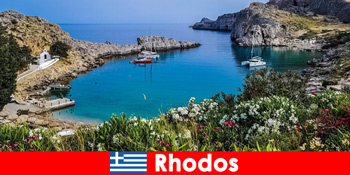 Туристи встають близько і особисто з природою в Родосі Греція