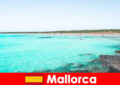 Чудові бухти та кришталево чиста вода для купання на Майорці в Іспанії
