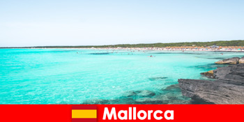 Чудові бухти та кришталево чиста вода для купання на Майорці в Іспанії